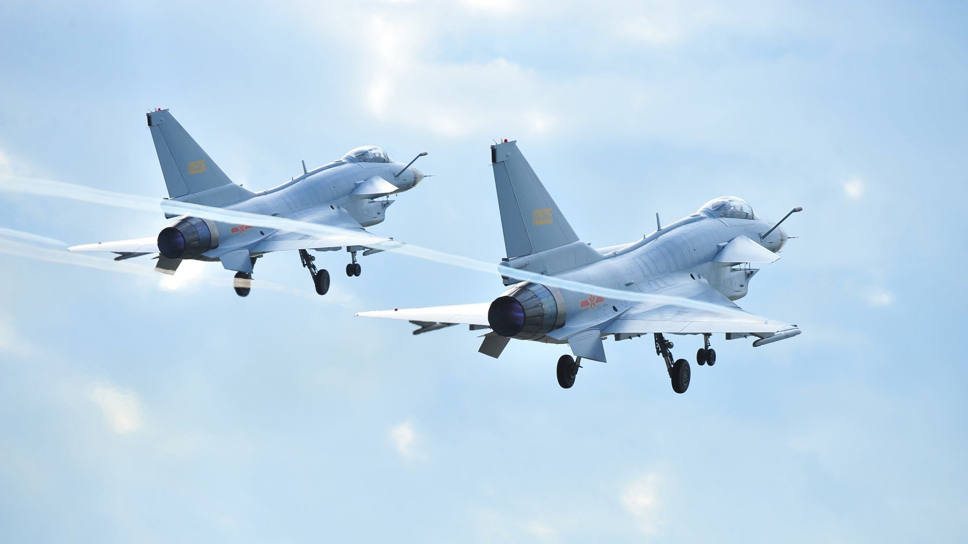 比赛中球员们发挥出色,向观众展示激烈竞争,球员们在赛场上